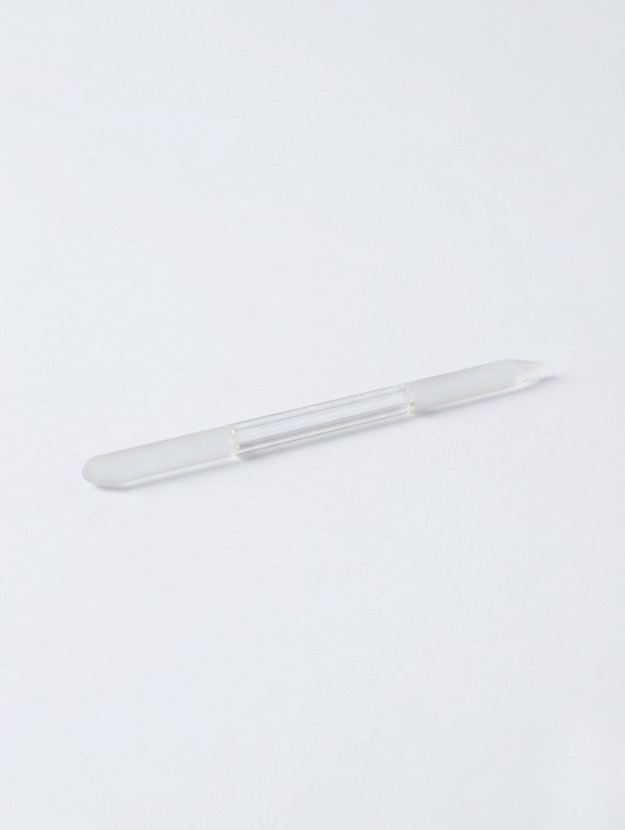 Pousse-cuticules en verre